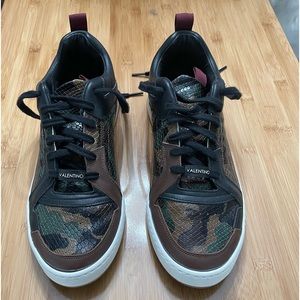 Mens 91/2 Valentino runners